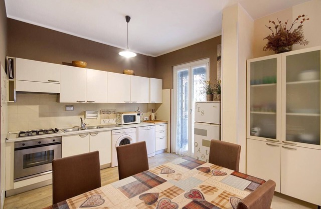 LAVINIA: 5-rooms-apartment, central, PRIVATE PARKING + Air Conditioning near sea