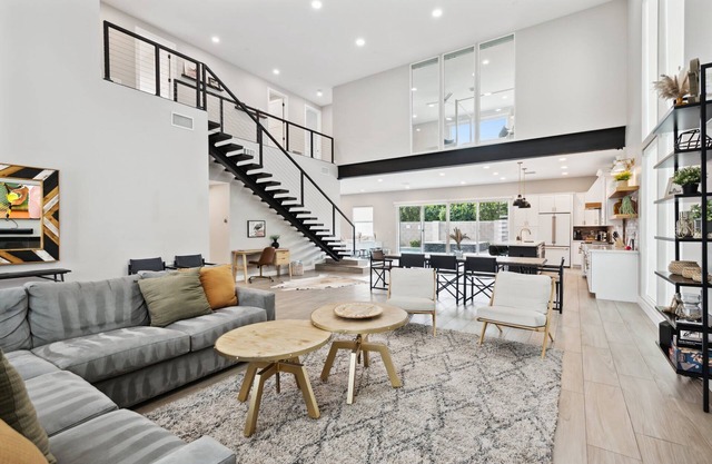 Lavish Luxuries-Pool/Spa, Games, Walk To Old Town!