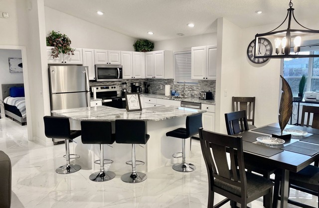 Lavish Private Home - Remodeled, King Bed Suites