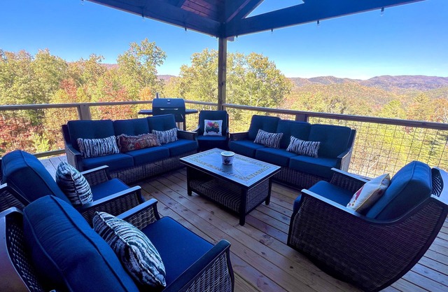 Lazy Bear Lodge (5-Bedroom Cabin) with Pool and Mountain view by RedAwning