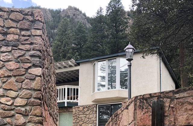 Lazy Bear Lookout: Spacious modern mountain retreat