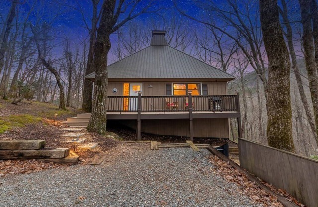 Lazy Bear - Walnut Mountain cabin with hot tub