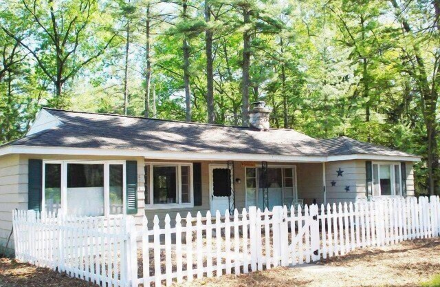 Lazy Dayz Cottage by Torch Lake - Kid Friendly