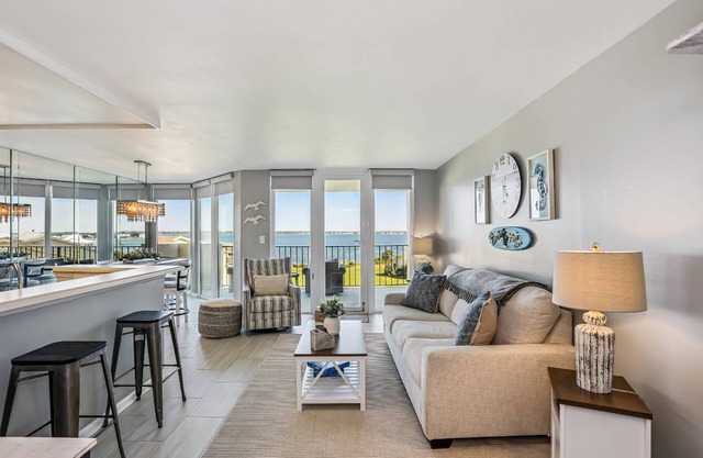 Lazy Dolphin - Beautifully Updated, Convenient Condo with Huge Community Pool & Tennis Court