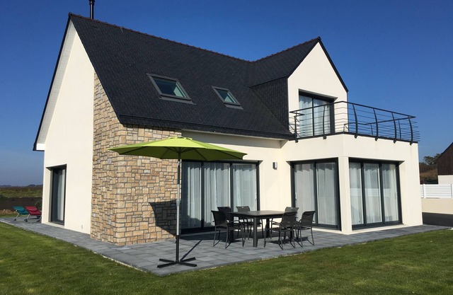 LC66 - Beautiful house facing the Blancs Sablons beach