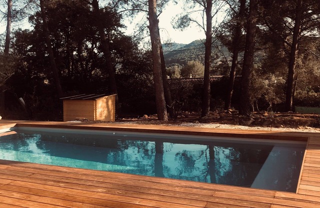 Le Beausset contemporary villa 140 m2 in the countryside with swimming pool. Beaches 8km away.