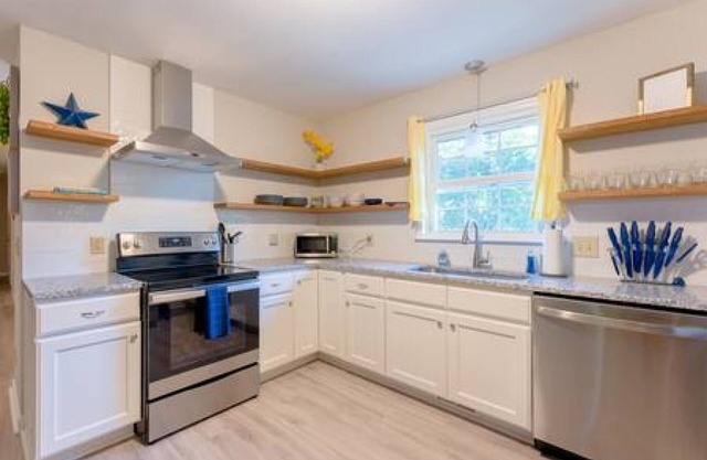 Le Bleu Haven - Modernized Bungalow Charmer