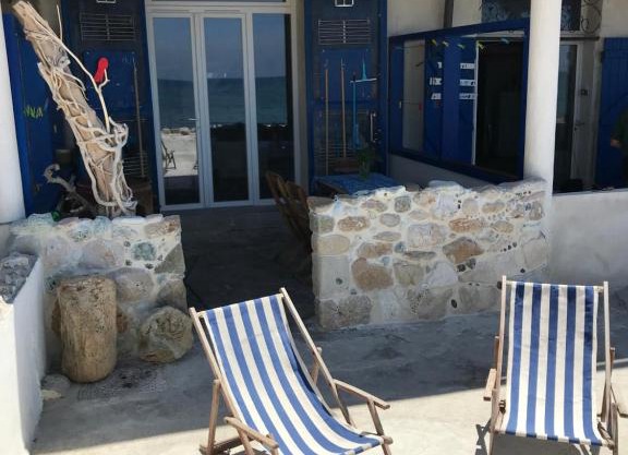 LE CABANON BLEU SUR LA PLAGE