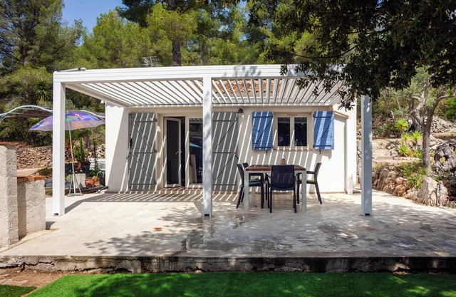 Le Cabanon de Valérie' with 45 m² of indoor space and 700 m² garden with private parking.