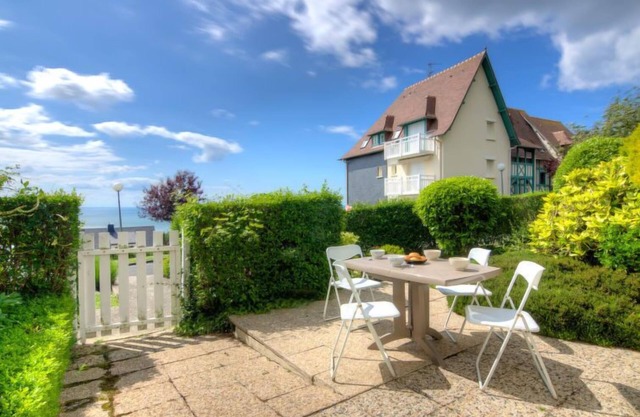 Le Cap Bleu by Interhome