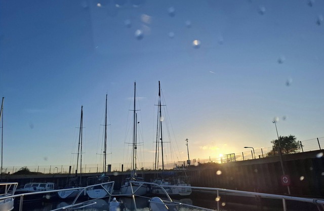 Le Carpe Diem Year-round heated boat Close to beach and shops