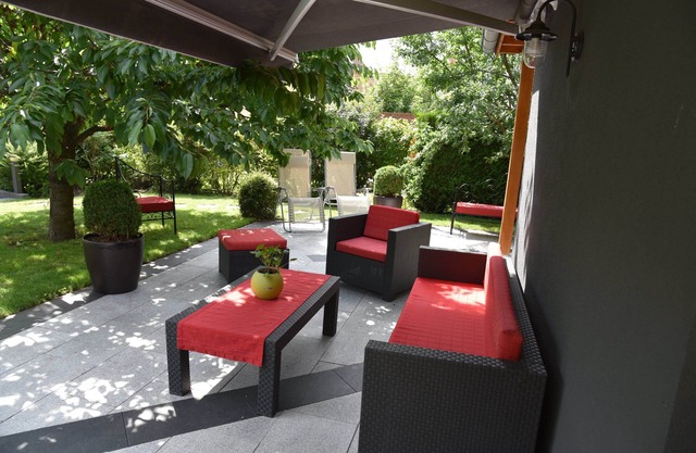 Le Cerisier: superb comfortable property with air-conditioned rooms and garden.