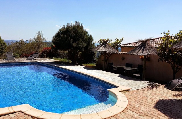 Le Clos des Mimosas -Les Roses- Gîte 4 pers. Terrace with trees. Shared pool.