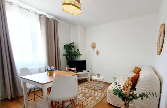 Le Cosy Palm Tree by Madame Conciergerie