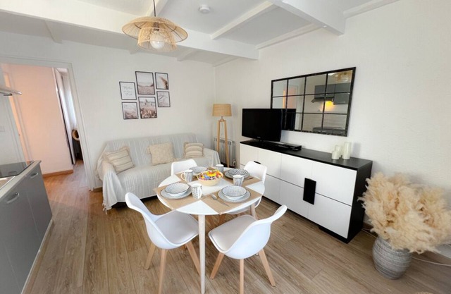 Le Côtier, charming cottage on the beach