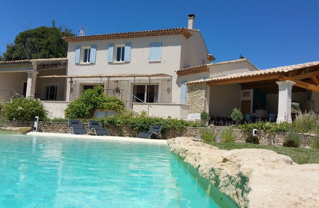 LE MAS DU LUBERON ROUGE/air-conditioned/12 pers/in the heart of the Luberon/rated 4 stars