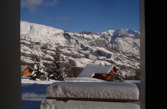 Le Maurillon: skiing and biking, at 1300m altitude, 300m from the Sybelles ski slopes.