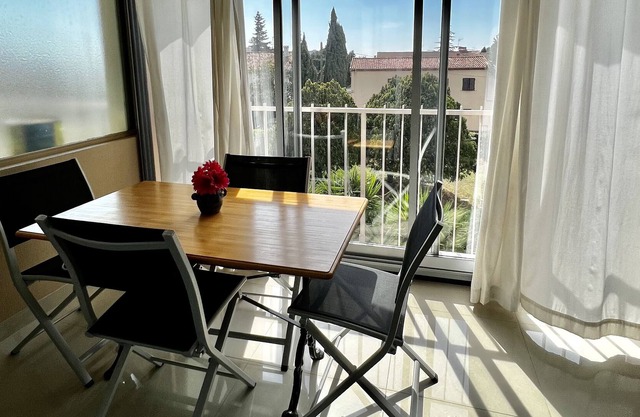 Le Mimosa : 1 bedroom apartment with terrasse, pool, AC, parking spot