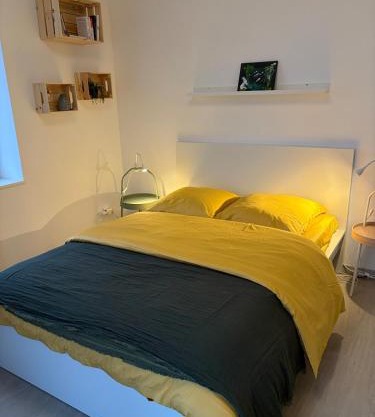 Le Nid de Louise, near highway