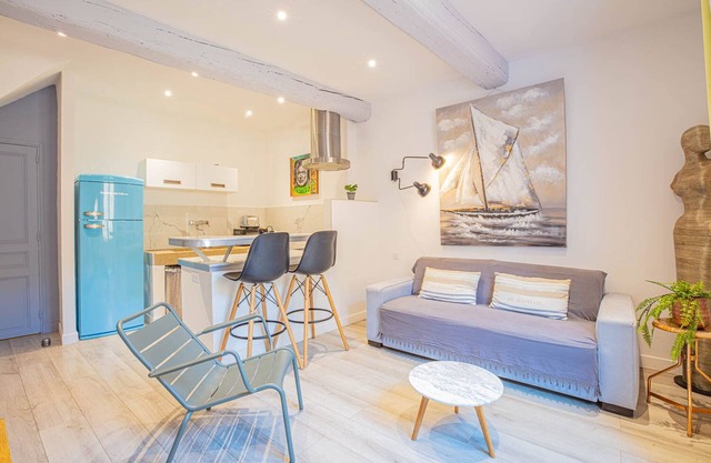 Le Pêcheur Revisité by Winkyhouse Cassis