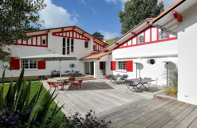 "Le Patio", remarkable listed villa, a haven of peace 300m from the beach