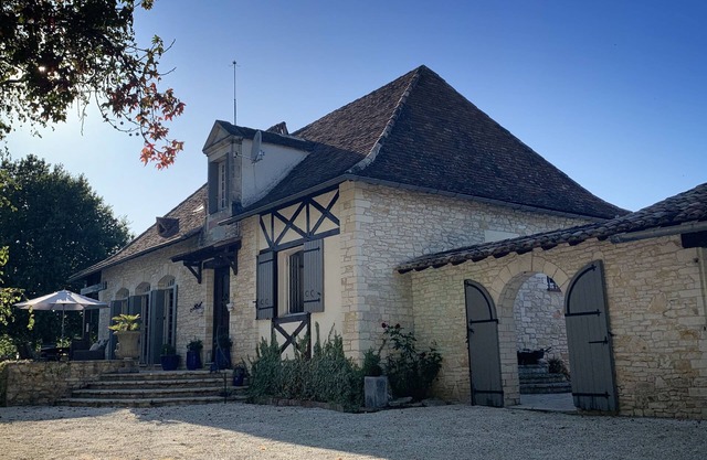 Le Petit Comte' an Oasis of Calm with heated pool and hot tub in 2.5 acres