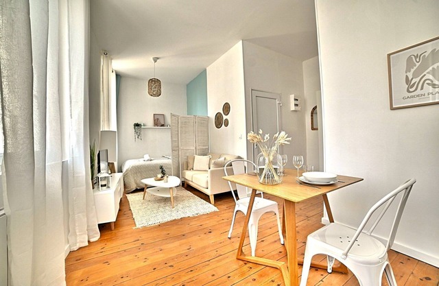 Le Petit Vauban - Beach and center