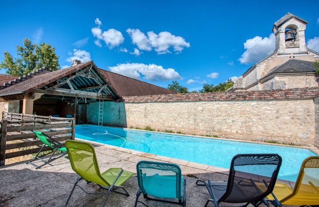 Le Pigeonnier – Characterful House with Garden and Shared Pool in Dordogne