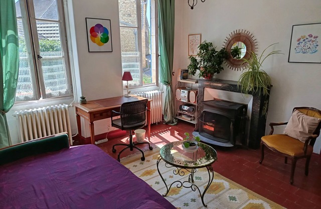 Le soleil rayonnant: bed and breakfast at the foot of Vézelay hill,