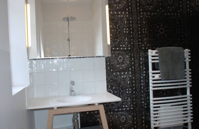 LE TEMPS DES SECRETS for 13 p with swimming pool at the foot of the city