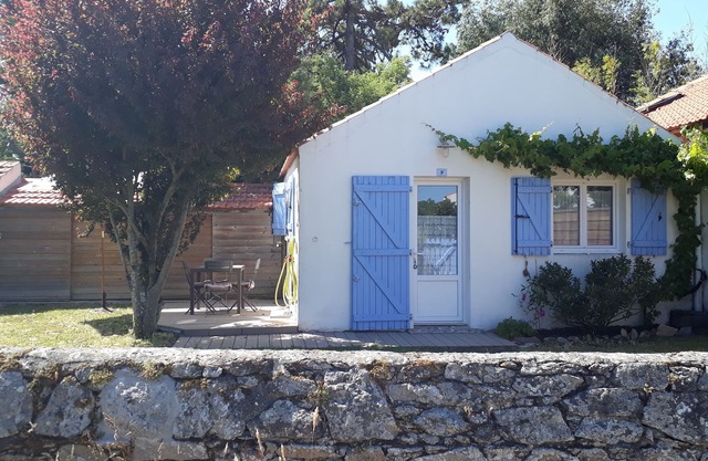 LE VIEIL: House 4 people entirely redone to 50 meters of the sea