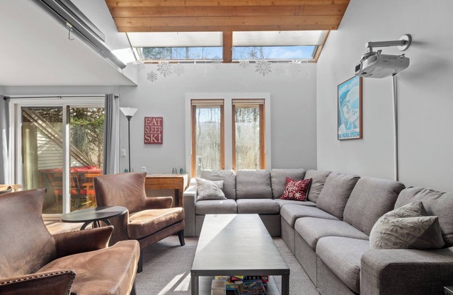 Leaf Peeping Paradise! Cozy Mtn Condo with Grill, Pickleball, Relaxation