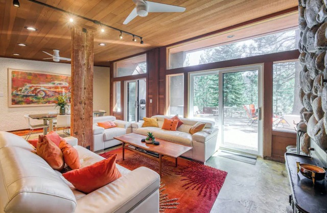 LEGENDARY OLYMPIC VALLEY HOME: PERFECT FOR FAMILY REUNIONS AND GETAWAYS