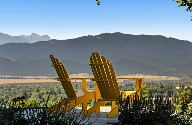 Legendary views, hill top home in Livingston with hot tub and central AC