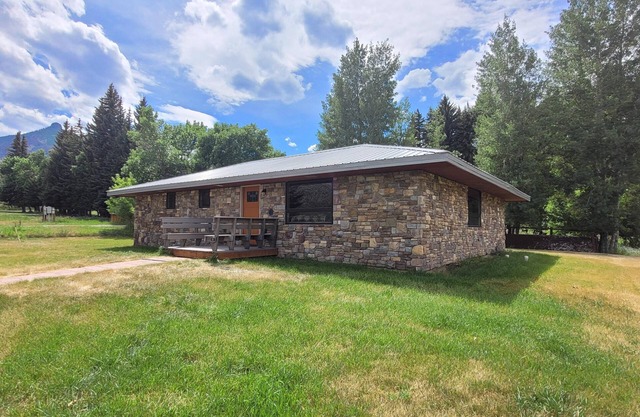 Legg Ranch House 2 bed 2 bath close to Yellowstone