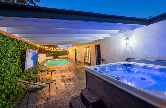 LEGO Home + Pool/Jacuzzi + Putting Green