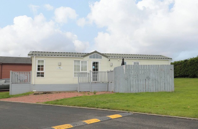 LEMON TREE LODGE, pet friendly, country holiday cottage in Felton
