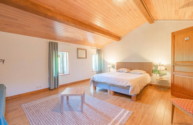 Les Fougères Guest Room – Space and Comfort in Saint-Romain-de-Benet