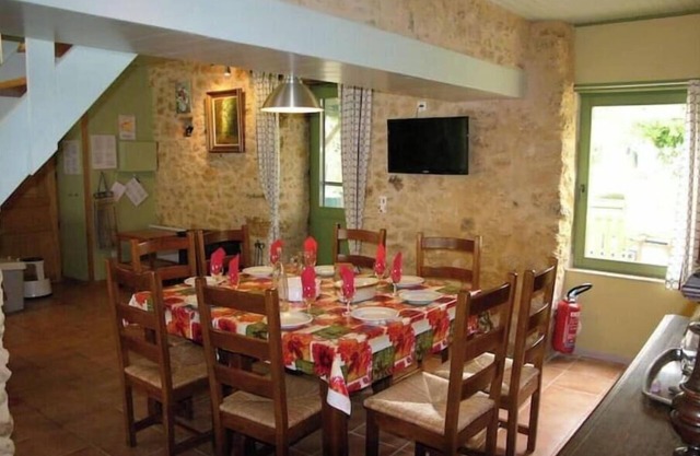 Les Hauts de St Jean : Gîte de 15 Pers Dans Ferme Périgordine - Grande Piscine