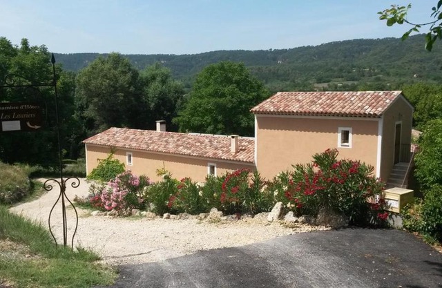 "Les Lauriers" chambre indépendante avec terrasse privée