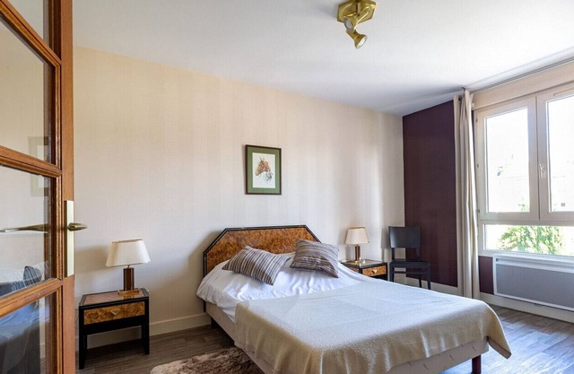 LES LILAS Very nice room in serviced residence with Restaurant