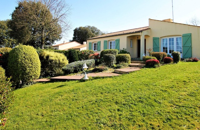Les Ormeaux, authentic and comfortable family home for 6, with a large gard