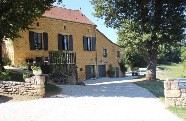 Les Teyssiers, old stone house with swimming pool