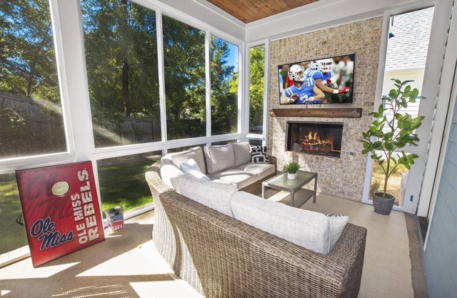 Less than 1 Mile to the Square! Outdoor Fireplace