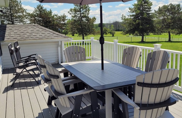 LG Backyard, BBQ Grill, Sleeps 12, Cottage in Stanley