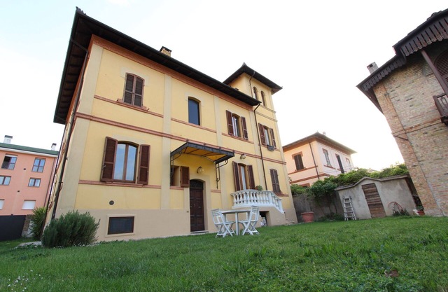 "Liberty House" apartment, sleeping in a villa a few steps from the city center.