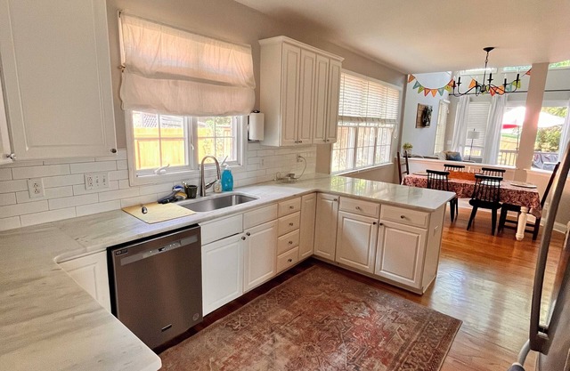 Light and bright 3-bedroom house in Brentwood with seasonal pool