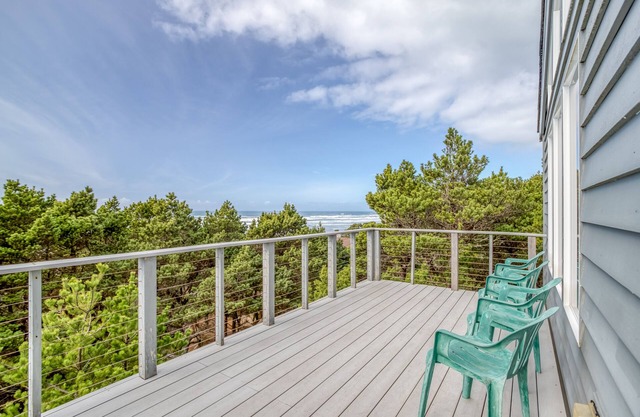 Light and Bright Home with Beach Access Just Steps Away! Pet Welcome!