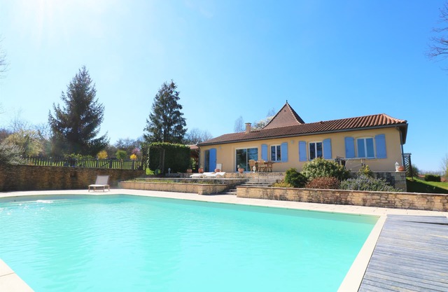 Light&bright holiday house with pool, garden and views, 7km from Sarlat