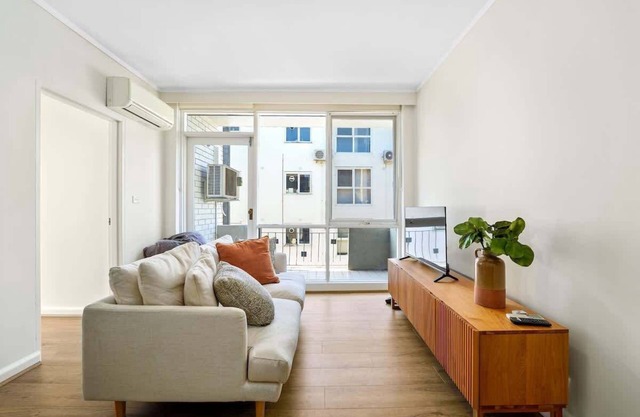 Light & Bright 2BR in the Heart of South Yarra